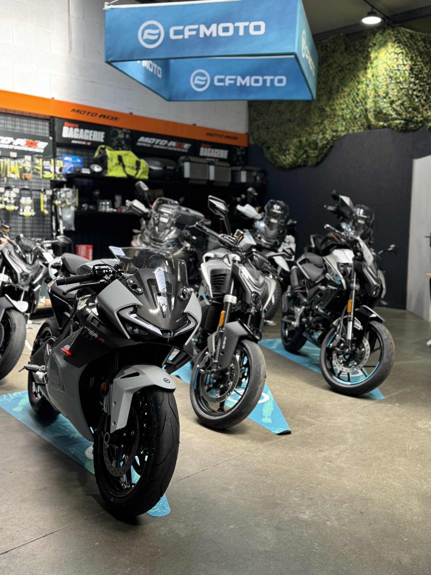 Motos